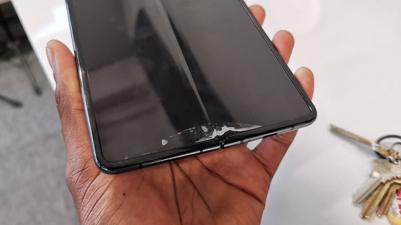 Probleme pentru Galaxy Fold, primul telefon Samsung pliabil. Ce s-a descoperit înainte de lansare
