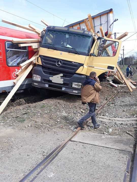 tir lovit de tren