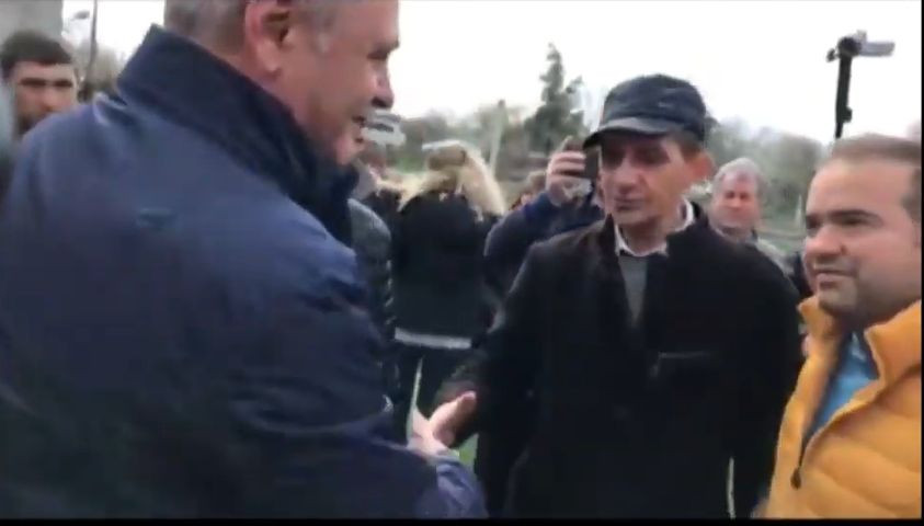 Liviu Dragnea, lăsat cu mâna întinsă de un tânăr. ”Eu nu dau mâna cu hoți”. VIDEO