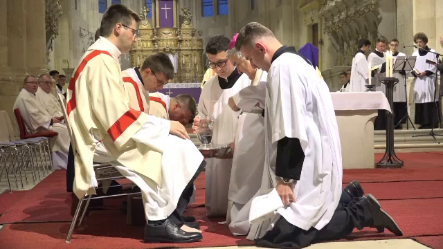 Ritualul spălării picioarelor, la Catedrala din Alba Iulia: ”Un sentiment foarte pofund"