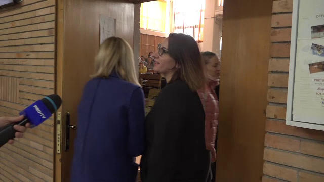 Reacția unei tinere întrebată dacă știe picturile lui Bălașa: ”Nu, nu ştim, că nu suntem de aici"