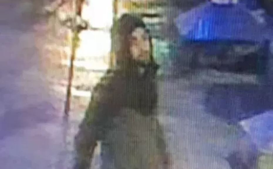 T&acirc;năr lovit de un hoț at&acirc;t de tare că dinții i-au ajuns &icirc;n plăm&acirc;ni