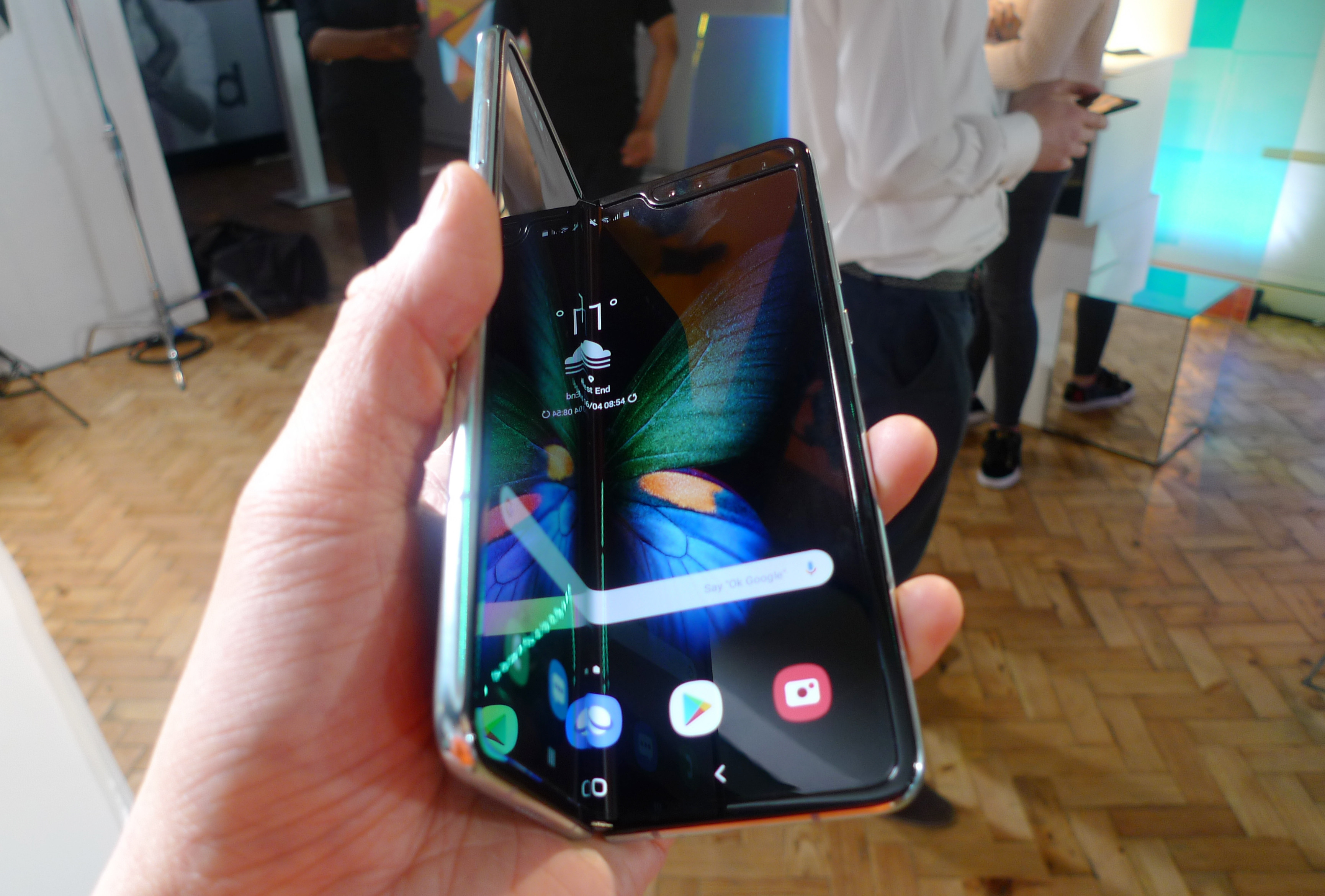 Cum arată cel mai scump telefon al anului, Samsung Galaxy Fold. VIDEO cu modul flexibil