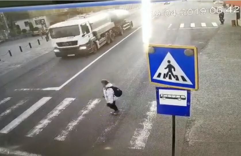 Momentul în care o elevă din Bistrița e spulberată pe trecerea de pietoni de un microbuz