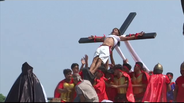 Credinciosul care a fost răstignit în ultimii 33 de ani, în Vinerea Mare. VIDEO