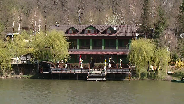 Ideea unor tineri pentru a atrage pescarii amatori. Cum se pot relaxa alături de familie