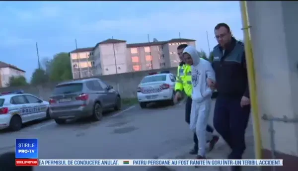 Un șofer urmărit de poliție și-a abandonat mașina pe câmp. Ce au aflat apoi polițiștii