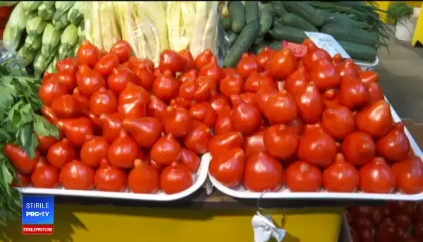 Un kilogram de roșii românești costă cât o oală de sarmale. Cum se scuză fermierii