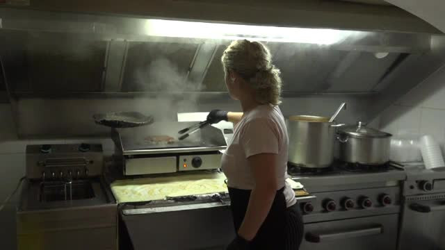 Șuberek, pleșcavița sau palanete. Noile mâncăruri stradale preferate de români