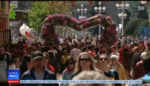 Tunel făcut din flori, în Timişoara. Reacţia turiştilor care trec prin oraş