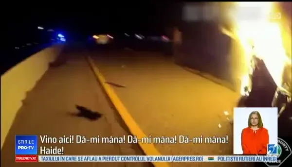 Momentul în care 2 pasageri sunt salvați la limită dintr-o mașină în flăcări