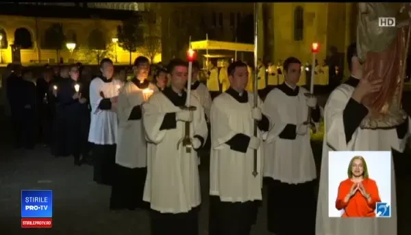 Cum a fost surprins cuplul Iohannis la slujba de Înviere de la Sibiu. Mesajul transmis