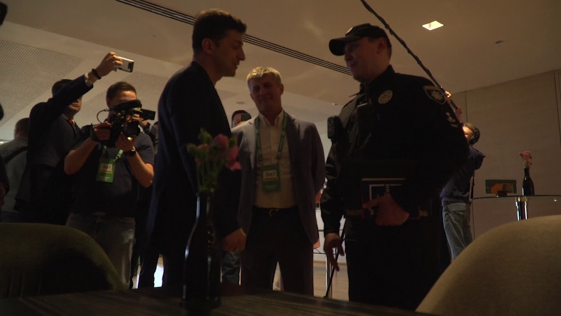 Zelenski, căutat de poliţie imediat după ce a câştigat alegerile din Ucraina. Ce riscă