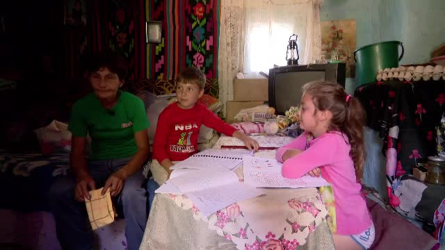 Bunica îi crește în grajd, după ce mama i-a părăsit. De ce se teme cel mai mult