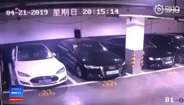 Momentul în care o mașină Tesla explodează brusc într-o parcare