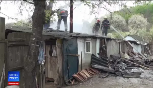 Restaurant din Zărnești, distrus de incendiu. Pompierii s-au luptat 4 ore cu flăcările