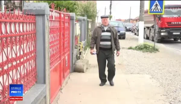 Un bărbat și-a înfipt un Logan în peretele casei, ca decorație. Cum arată în interior