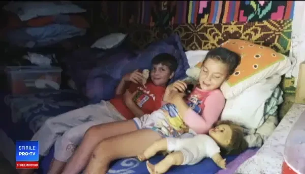 Bunica îi crește în grajd, după ce mama i-a părăsit. De ce se teme cel mai mult