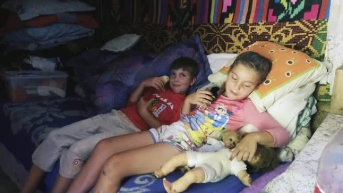 Bunica ii creste in grajd, dupa ce mama i-a parasit. De ce se teme cel mai mult