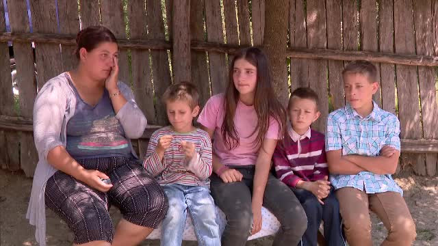 La 16 ani, și-a sacrificat viitorul pentru a-și crește frații mai mici. Povestea Ionelei