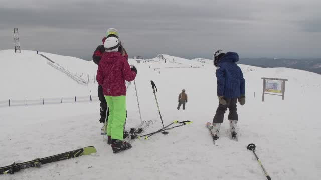 La munte se schiază ca în plină iarnă. Stațiunile de pe Valea Prahovei, pline de turiști