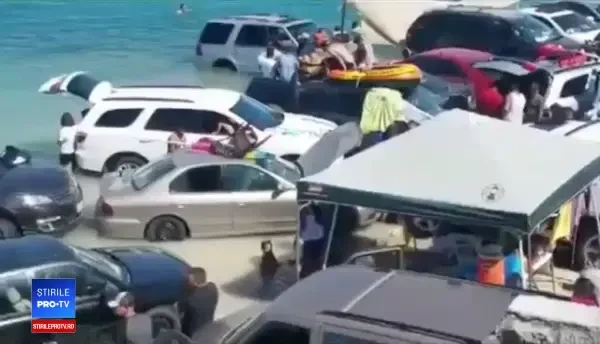 Se relaxau pe plajă când mareea le-a inundat mașinile aflate la mal. VIDEO