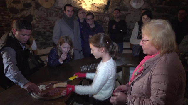 Satul unde turiştii vin să vadă turnul cu slănini. "E gustoasă vizita"