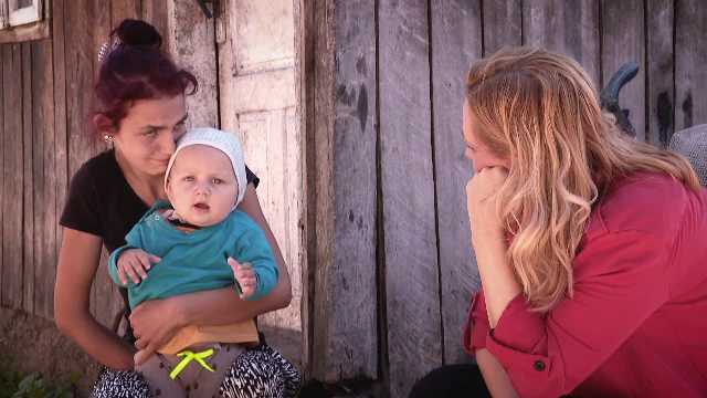 Povestea Cristinei, cu doi copii la 18 ani. ”Soțul o bătea și când avea fetița în brațe”