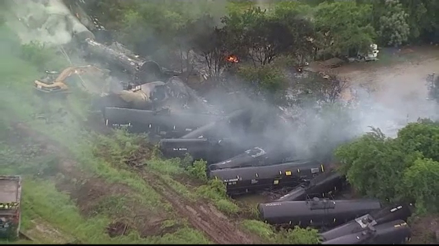 Alertă în Texas, după ce un marfar cu vagoane încărcate cu etanol a deraiat