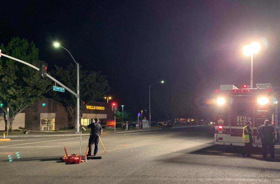 O mașină a intrat în mulțime în California. 8 oameni, printre care un copil, au fost răniți