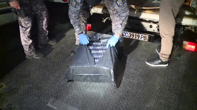 Percheziții de amploare. Cum acționa o grupare specializată în contrabandă de ţigări