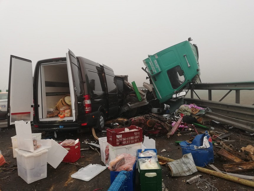 Accident grav pe Autostrada Soarelui. Un TIR, o dubă şi un autoturism s-au ciocnit