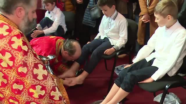 JOIA MARE. 12 copii din familii modeste au luat parte la ritualul spălării picioarelor