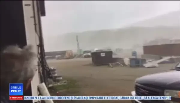 Ambulanţă prinsă într-o tornadă. Ce au găsit lângă maşină când s-a terminat furtuna