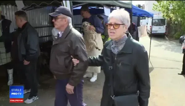 Cumpărături în toi, pentru masa de Paște. Ciobanii au adus la vânzare animale vii