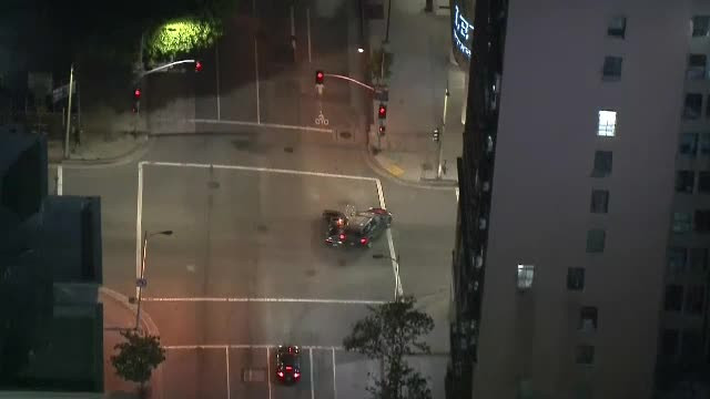 Scene dure în Los Angeles. O mașină urmărită de poliție se izbește de alt autoturism