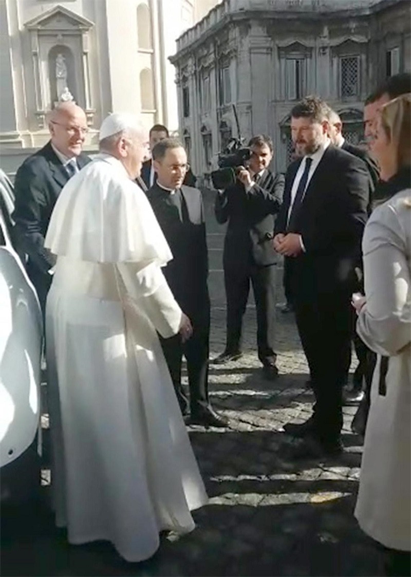 Papa Francisc s-a &icirc;nt&acirc;lnit cu echipa SPP care &icirc;i va asigura paza &icirc;n Rom&acirc;nia