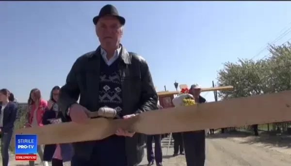 Drumul Crucii, parcurs în Vinerea Mare. Tradiția de zeci de ani din zona Moldovei