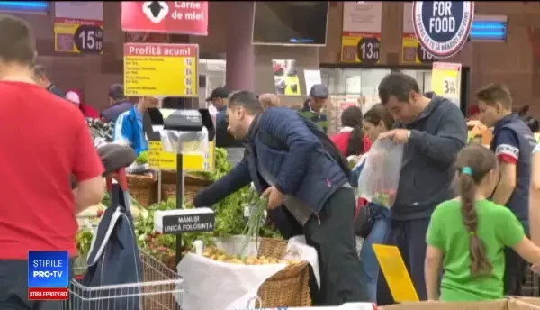 În magazine, românii care fac cumpărături de Paște dau adevărate teste de rezistență