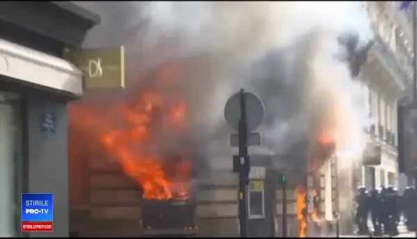 Emmanuel Macron a venit cu ”soluții”, după protestele violente. Promisiunile președintelui