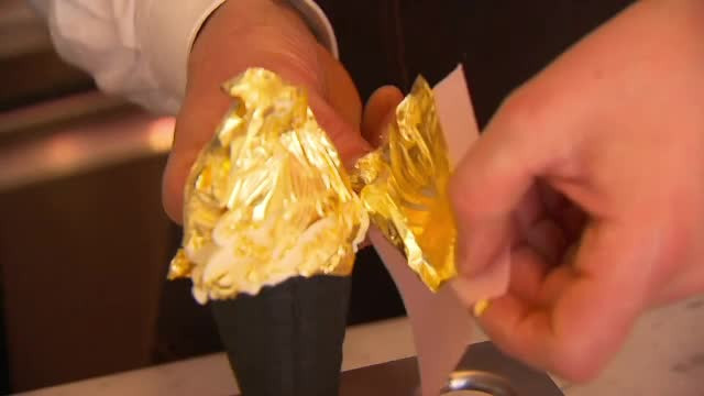 O cofetărie vinde înghețată cu foițe de aur comestibil. Cât costă un astfel de moft culinar