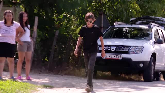 La 15 ani, detestă școala, iar vecinii se tem că îi va omorî. Cum a vrut mama să-l salveze