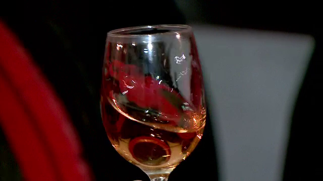 Cum alegem vinul pentru masa de Paște. Sfaturile specialiștilor