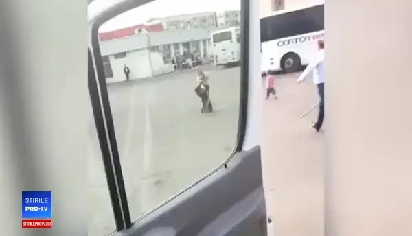 Scene violente în Zalău. O femeie cu un copil în brațe este lovită de un bărbat. VIDEO