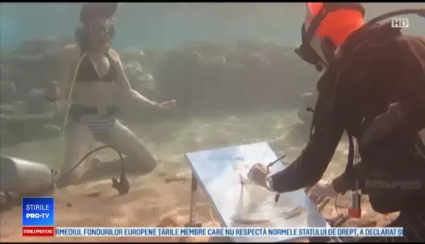 O rusoaică pictează sub apă, chiar și la 30 de metri adâncime: ”Simt că meditez”