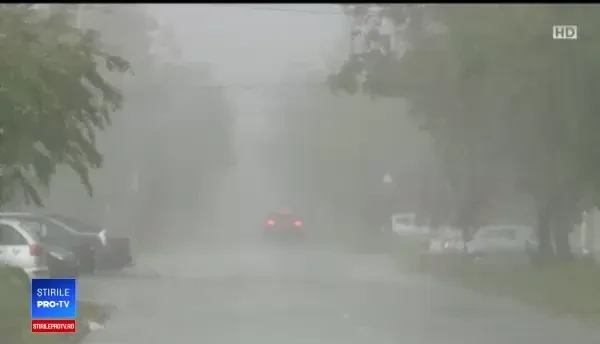 Furtună violentă în Timișoara. Acoperișurile au căzut peste mașini