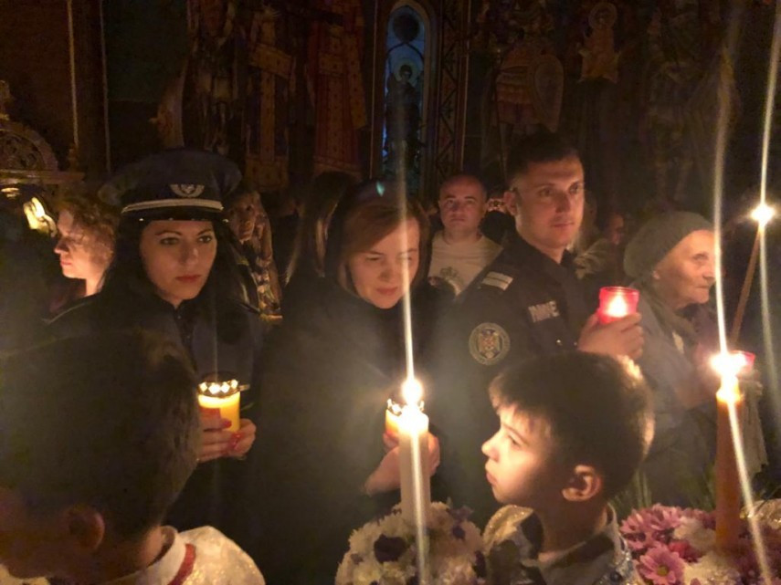 Unde a fost Ministrul de Interne, la slujba de Înviere. „Să vă păstrați vie speranța”. FOTO