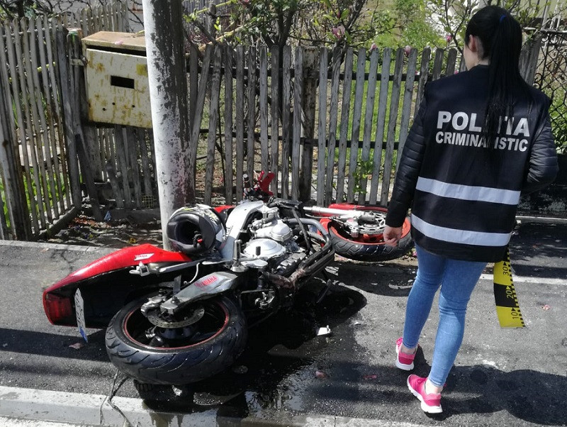 Tânăr de 26 ani, în comă la spital după ce s-a izbit cu motocicleta de stâlp. FOTO