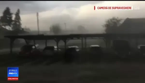 Dezastru în mai multe zone din țară după furtuni. Imaginile surprinse de o cameră