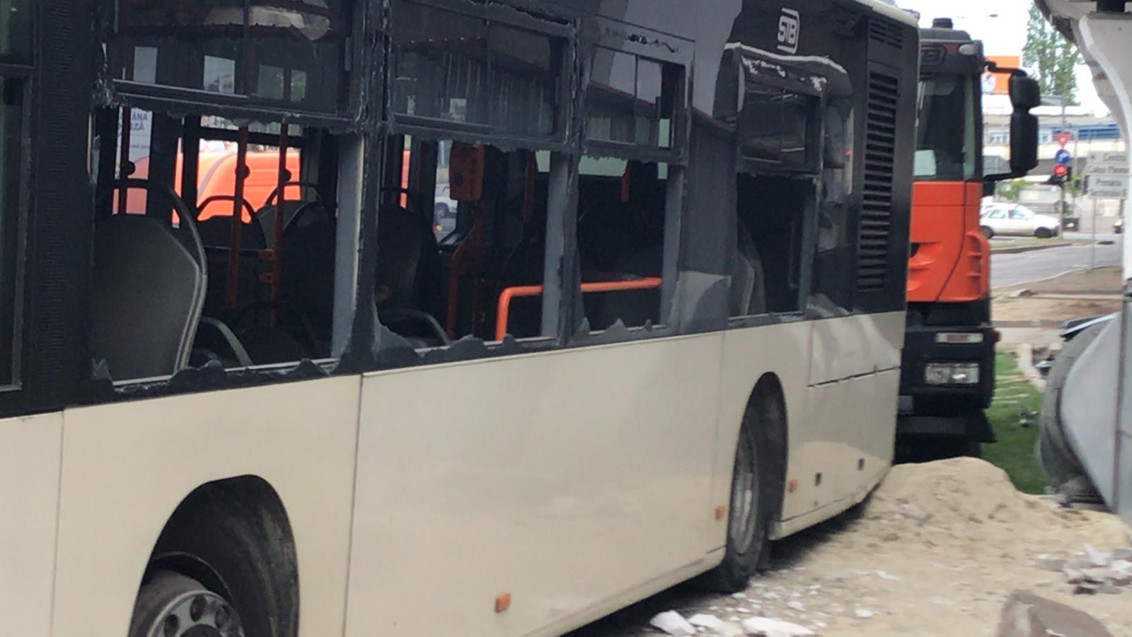 STB, despre autobuzul care s-a oprit într-un bloc: „Șoferului i s-ar fi facut rău la volan”